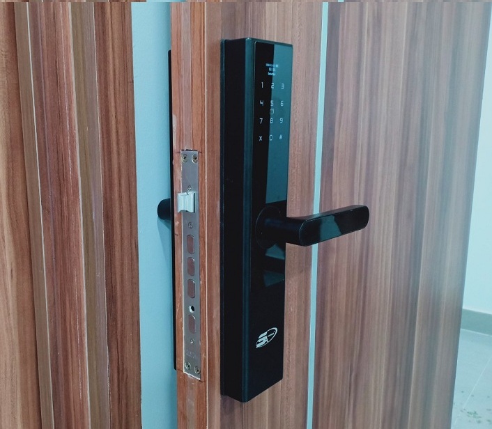 Cửa bằng gỗ tự nhiên thường có phần đố cửa: Nếu đố cửa của gia đình bạn có độ rộng trên 11 cm thì sẽ lắp được tất cả các mẫu khóa cửa